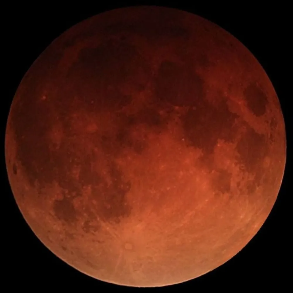 Lua tingida de vermelho-cobre durante um eclipse lunar total