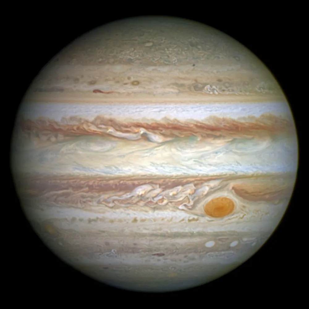 O planeta Júpiter e suas faixas de nuvens coloridas