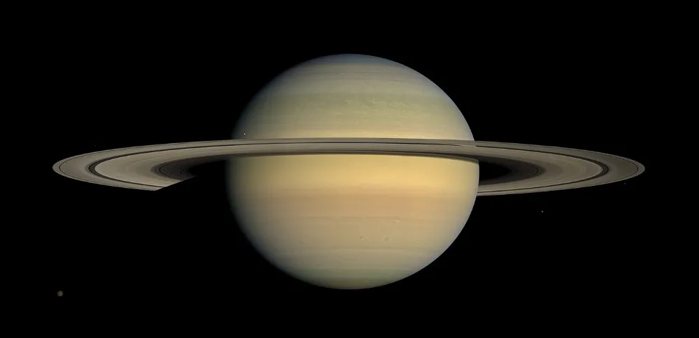 O planeta Saturno e seus anéis, fotografado pela sonda Cassini